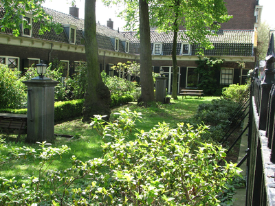 819533 Gezicht op het hofje van de Eleëmosynae van Oudmunster (Wolter Heukelslaan 8 - 35, doorlopend) te Utrecht, met ...
